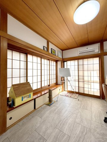 2階　6．0帖の洋室　下部に収納があり生活小物もスッキリ片付けられます！