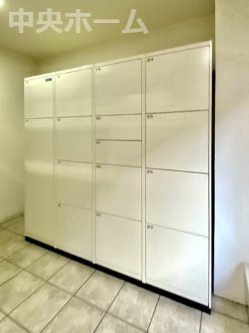 【宅配ボックス】在宅時・不在時に関わらず、居住者の代わりに非対面で宅配物を受け取ってくれる便利な設備です。見学時にはお部屋だけではなく共用部分もぜひチェックしてください。