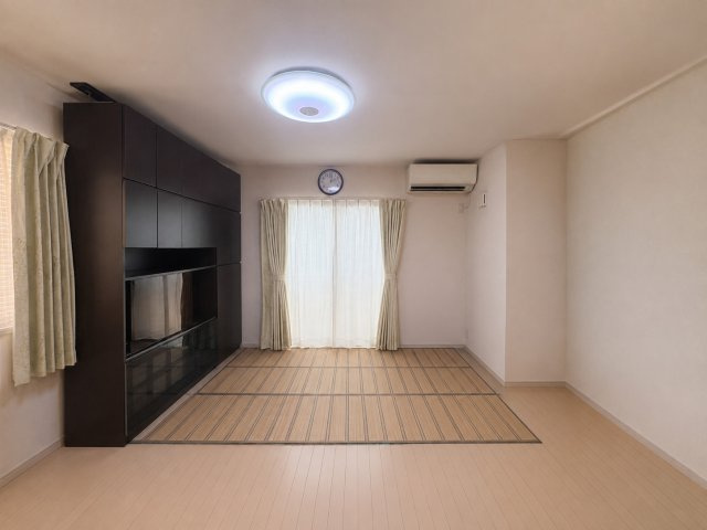 家族が自然と集まる、明るく開放的なリビング空間。　のんびりくつろげる、居心地のよさが魅力です。