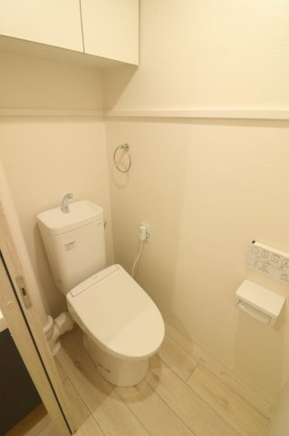 温水洗浄暖房便座を採用し、快適性と清潔感に配慮したトイレ。毎日使う場所だからこそ、使い心地の良さが暮らしの満足度を高めます。
