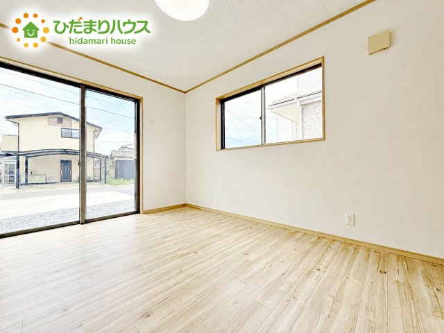 窓からそそがれる暖かみのある明るい空間。広々としたプライベート空間で自分の時間を楽しめます。フローリング仕様で普段のお掃除も楽々です。