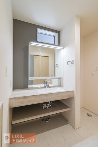 【洗髪洗面化粧台】現地完成写真。ホテルライクなおしゃれな洗面台はデスク面が広く、下にも棚があるのでたっぷりと収納できます！