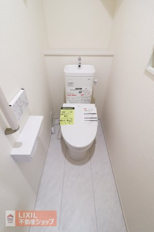 【トイレ】現地完成写真。温水洗浄暖房便座付き。しっかり補助の用の手すりもついております。2階にもトイレがございます。