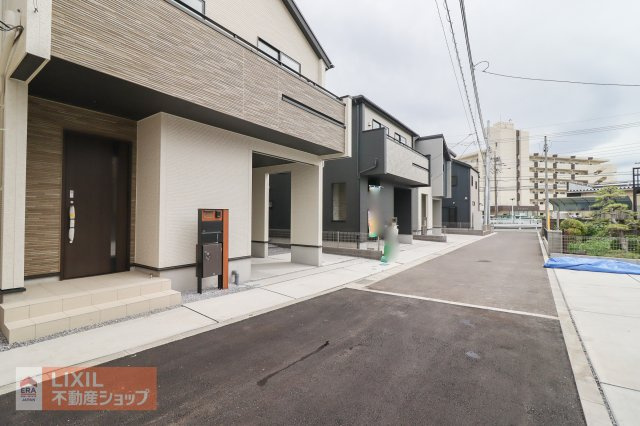 【前面道路】現地完成写真。見通しの良い道路・道幅や駐車など、実際に現地もご確認ください。