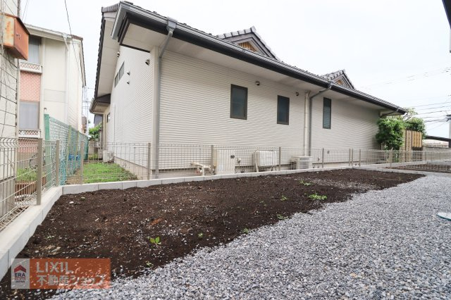 【お庭】道路と分かれて建物奥にあるのでお子様を遊ばせるのにも安心。花壇に、菜園に、人工芝に、お好みでカスタマイズできます。