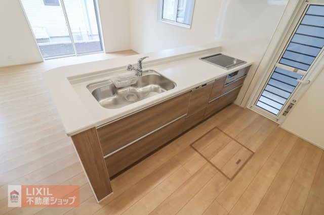 【その他設備】現地写真：3口のガスコンロとグリルが付いております。広いシンクには洗い物がしやすいシャワーヘッドが伸びるタイプの水栓でお掃除もラクラク♪ぜひ実際に現地でシンク広さもご体感ください