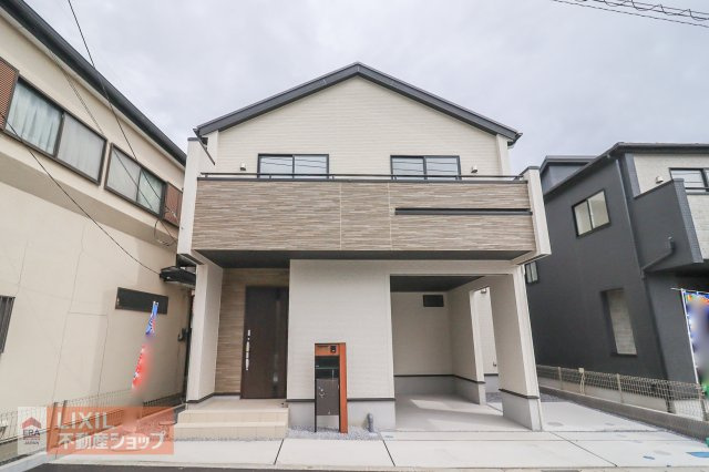 【外観】現地完成写真　ビルトインガレージ付の新築住宅！明るい色合いの外壁が爽やかな印象のお家です。