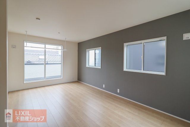 【子供部屋】現地完成写真。お子様の成長を見守るお部屋は約10.5帖とゆとりのある広さ。1室として広くご利用頂いても将来間仕切りを付けて分けることも可能です。