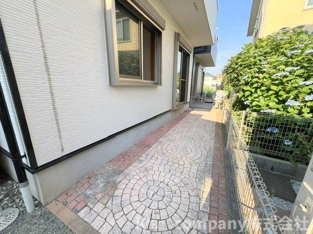 雑草の心配がいらないレンガテラスのお庭スペース☆
