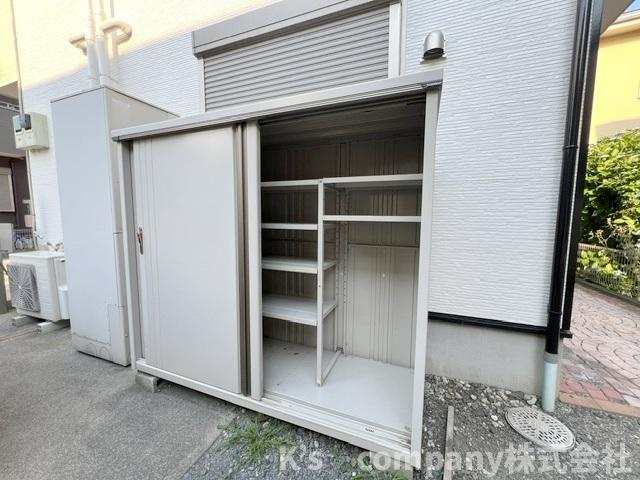 駐車場近くに物置付き☆お車での移動の際に必要なグッズの出し入れがしやすく、玄関からも近く便利です◇