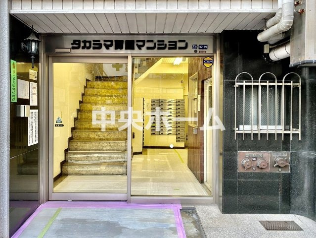 【エントランス】マンションのエントランスは、その物件の印象を決める、顔とも言える場所です。毎日通る場所ですからきれいなのが一番です。