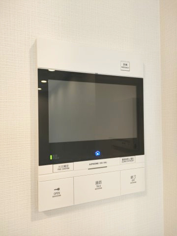 【TVモニター付きインターフォン】　来訪者を確認できるＴＶモニター付インターホンでセキュリティ面にも配慮。あると安心感があります。