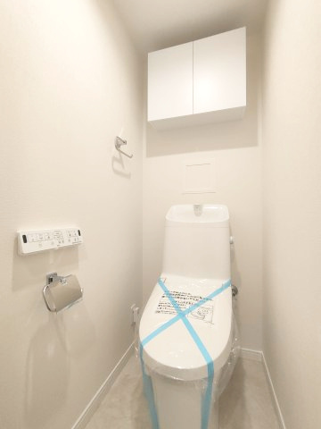 【トイレ】　洗浄機能付きトイレ。上部には収納付で、トイレットペーパー等、買い置きもしやすそうです。