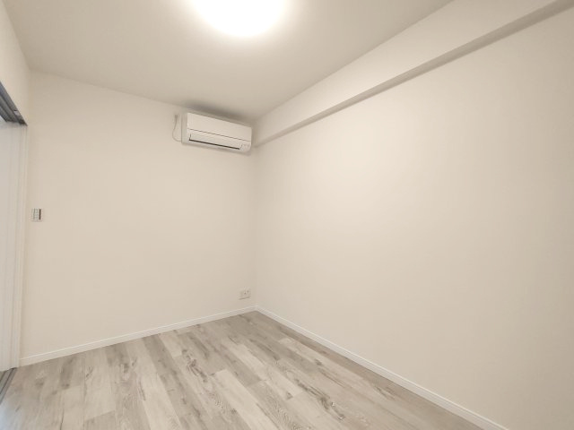 【洋室約6.0帖】　リビングに隣接する居室。引き戸を開け放てば2部屋が一体となり広々とした快適空間が生まれます。