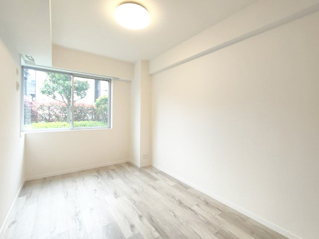 【洋室約6.1帖】　ゆったりサイズの洋室は、主寝室にいかがでしょうか？