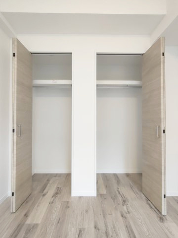【洋室約6.1帖　収納】　洋室にクローゼットがございますので衣服などスッキリ収納することができます。
