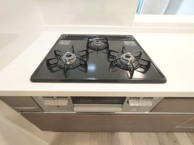 【3口コンロ】　3口コンロ、グリル付きでお料理のレパートリーも増えそうです。