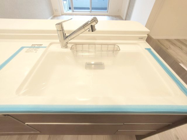 【シンク】　人造大理石のシンクは天板との継ぎ目がないためお手入れがラクラク♪
