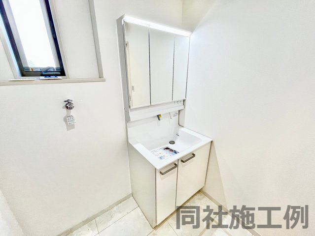 3面鏡の独立洗面台☆　同社施工例♪完成物件見学可能です♪いつでもお問合せ下さい(^^♪