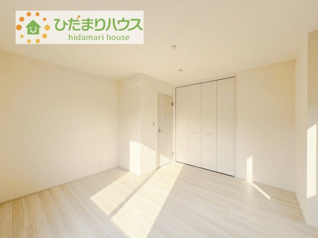広めの主寝室は、ベッドの他にもパソコンデスクやドレッサーなども置けちゃいます(*^-^*)