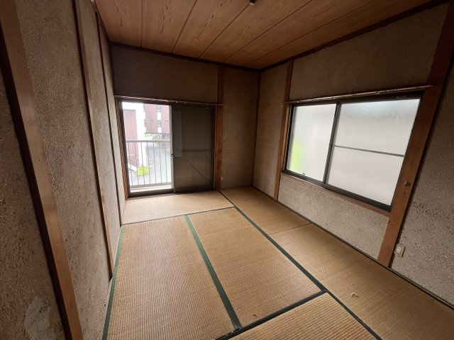 土壁や木目の天井が落ち着いた和室。2面採光で自然な明るさです。