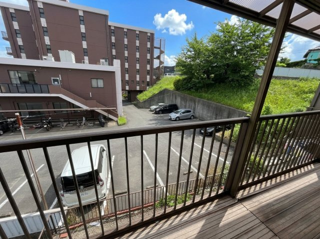 お部屋からフラットにつながるバルコニー。