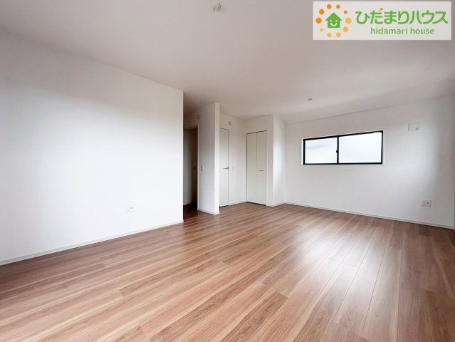 広めの主寝室は、ベッドの他にもパソコンデスクやドレッサーなども置けちゃいます(*^-^*)