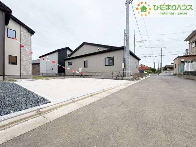 ゆったりとしたカースペースで、ファミリーカーや軽自動車もラクラク駐車出来ますね♪