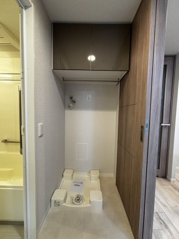 洗濯パンはドラム式洗濯機でも対応可能な脚付きパンが採用されています。