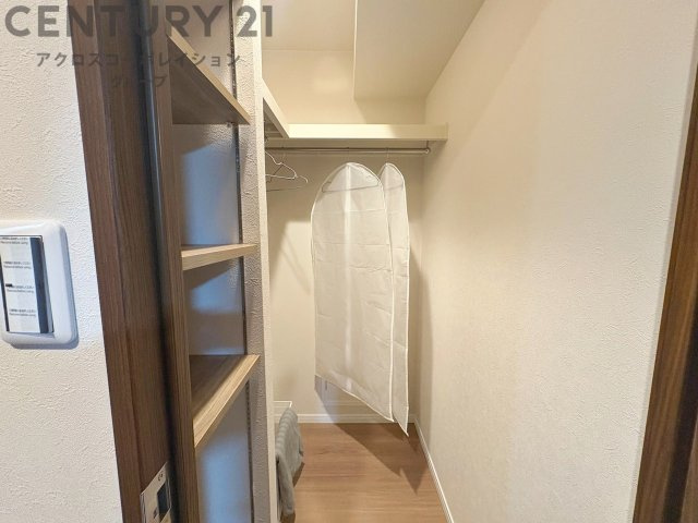 収納力が高く洋服や小物を整理しやすく、更衣室のように使え、部屋がすっきり保てます。収納の配置を自由に調整でき、換気性が良く防湿・防虫対策も可能。快適で機能的な生活空間を実現できます♪　