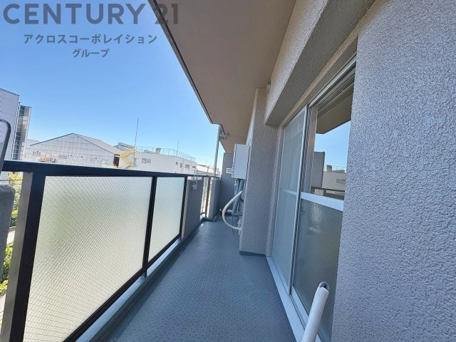 南東向きバルコニーは日照が豊富で温暖な陽光を受けられ、植物の育成やリラックススペースとして活用可能です。洗濯物の乾燥が速く、快適な生活環境を提供。自然の光を取り込み、室内を明るくしてくれます。　