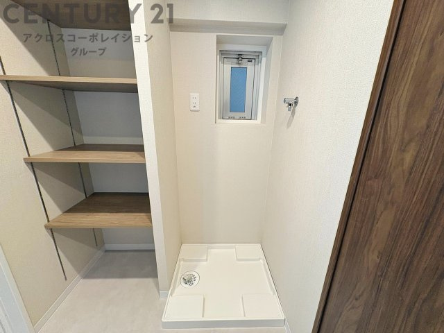 洗濯物の仕分け作業がしやすく、整理整頓が容易になります。洗濯音や湿気を他の部屋に持ち込まず、生活環境を快適に保ちます。上部を活用すれば収納スペースを確保でき洗剤や洗濯用品の整理もしやすくなります。　