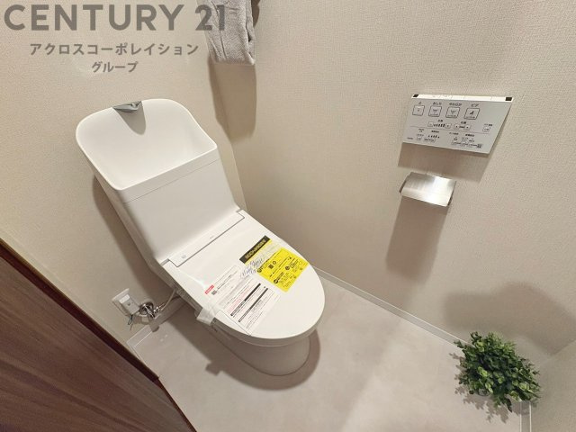 温水洗浄便座付トイレは温水洗浄機能により、暖かい水でおしりを洗浄することができ、冷たい水を使う従来の便座に比べ、温水洗浄機能で暖かいトイレを提供し、快適な使用を可能にします。　