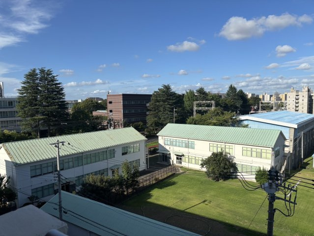 視界を遮る高い建物がなく、晴れた日には、青空と豊富な自然の景色を楽しむことが可能です！