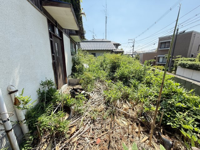 土地面積は103坪。閑静な住宅街に位置し、落ち着いた住環境が魅力。自然豊かなエリアで、　休日は公園でリラックスできます。建築条件なし！学校や商業施設も近く、家族みんなが快適に暮らせる環境です。　