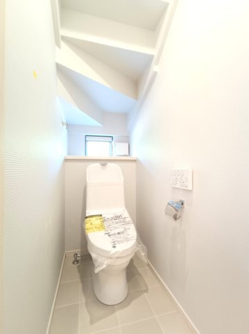 【1階　トイレ】　トイレは温水洗浄便座付です。清潔感のある白を基調とした、落ち着いた空間です。