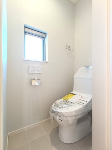 【2階　トイレ】　トイレは温水洗浄便座付です。2階にもトイレがあるので、朝の忙しい時間帯も安心です。