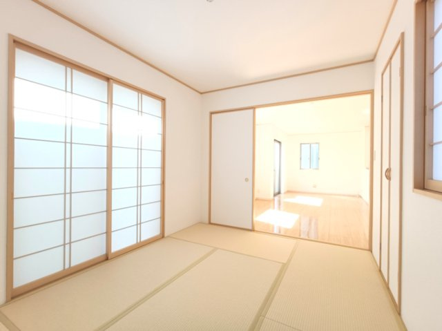 【和室約6.0帖】　落ち着いた雰囲気の和室。リビングと続いているので、お子様の遊び場や客間としても活躍します。