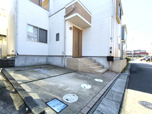 【駐車場】　敷地内に駐車スペースがあり、お車でのお出かけやお買い物にも便利です。