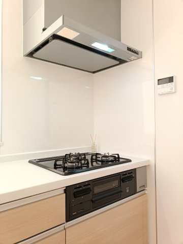 【3口コンロ】　3口コンロで複数の料理を同時に調理でき、忙しい日の食事づくりもスムーズに進められます。