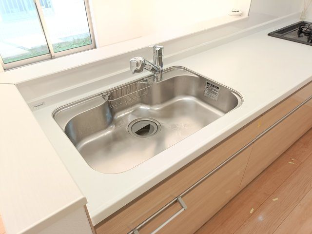【シンク】　大きめのシンクでお鍋や食器もまとめて洗いやすく、毎日の後片付けの負担を軽くしてくれます。
