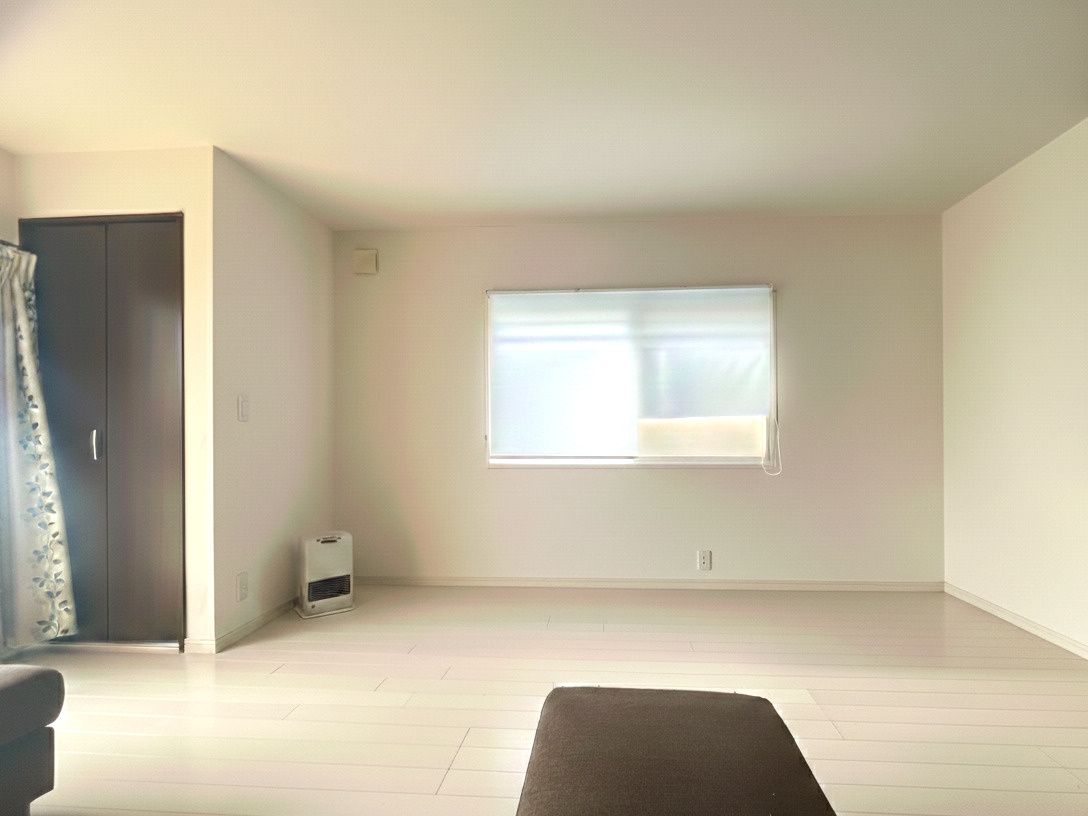 広々としたリビングは、白を基調とした明るい内装で開放感たっぷり。大きな窓から自然光が入り、家族団らんの時間を心地よく演出。収納スペースも確保されており、生活感を抑えたすっきりとした空間づくりが可能。