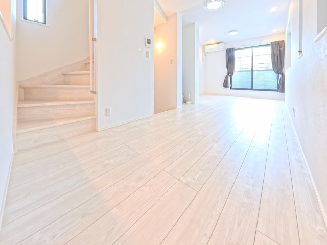 部屋の隅々まで暖かな日差しが包んでくれます♪