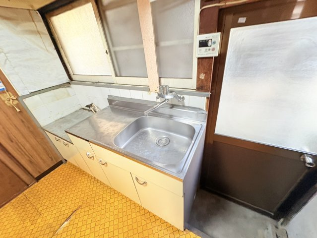 シンクと調理スペースがバランス良く配置された使いやすいキッチンです。収納も備わっている為調理器具や食器類を整理できます。換気しやすく料理中の湿気やにおいも効率よく排出。家事動線も配慮された空間です