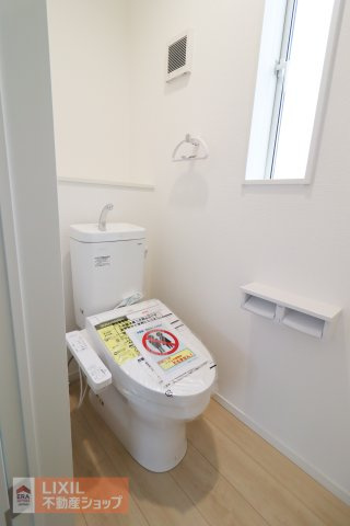 細かな温度調節ができ、清潔・快適に使用できる温水洗浄機能付トイレを採用しています。