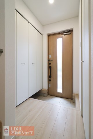 白を基調としたスタイリッシュな玄関。シューズクロークを完備するなど実用性も高いです。