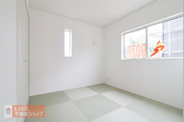 大きな窓から射し込むあたたかな陽光とナチュラルな木目の床やクロスがやわらかな雰囲気のダイニングルームです。“暮らし”を想像してみてください。