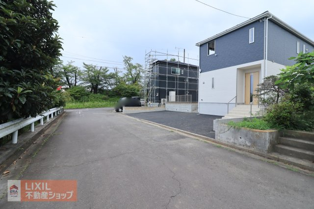 前面道路の現地完成写真です。ゆとりのある道幅や楽々駐車など、現地でご確認ください。