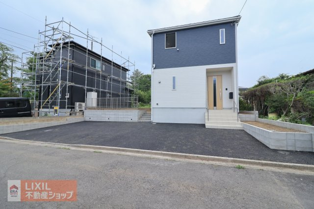 ゆったりとした駐車スペースです。実際のお車の車種とあわせて現地でご確認ください。