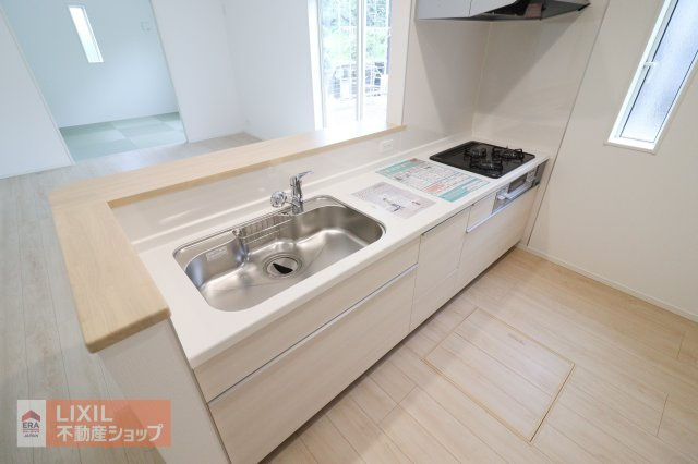家族でのコミュニケーションがとれる対面型システムキッチンです。横一列にシンクとコンロをまとめたシンプルな形です。